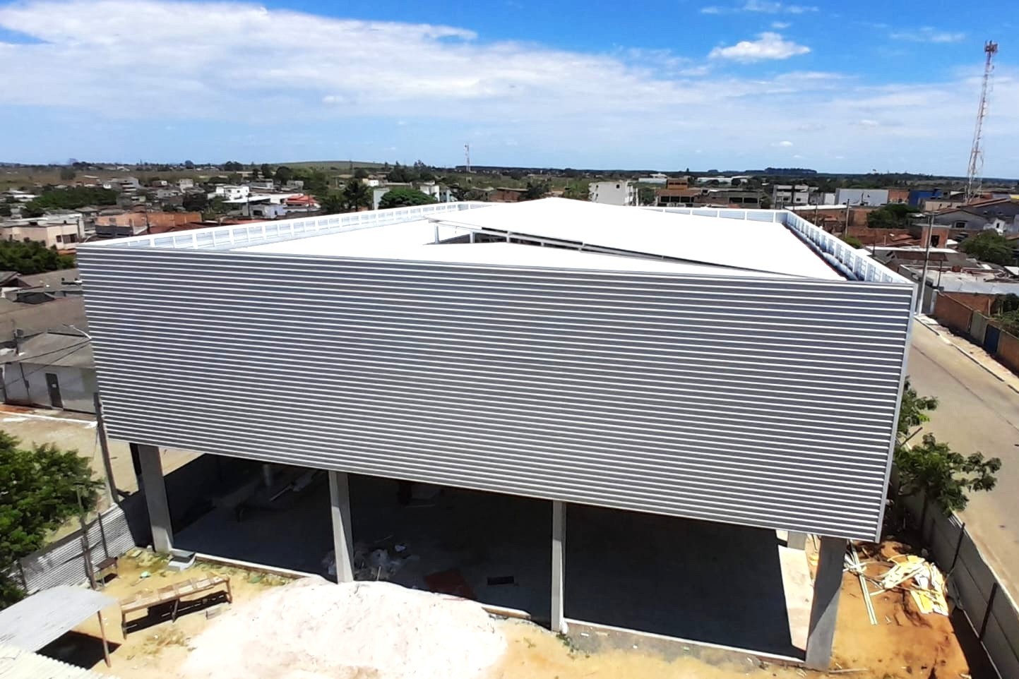 Quadra poliesportiva do Galileia tem cobertura instalada